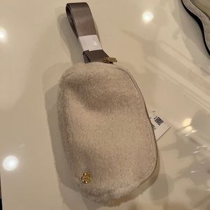 Lululemon everywhere belt bag